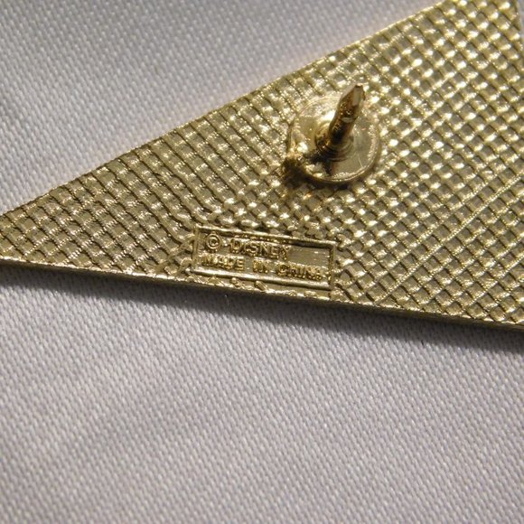 Disney MICKEY STATE MICKUS MOUSUM UNIVERSITATUM Trading Pin - Picture 3 of 3